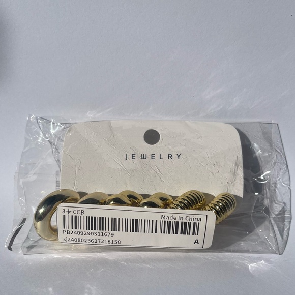 Brand New Elegant Gold Earrings - Picture 5 of 8